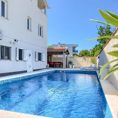 Durdica - Private Pool Appartement Ližnjan